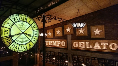 Tempo Gelato interior clock and signage